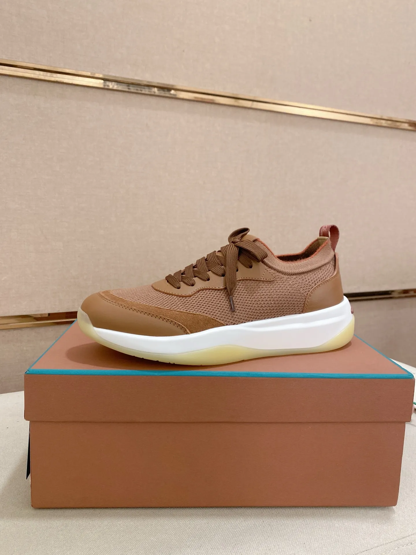 Men's shoes💰: 540💰🔥𝐥𝐨𝐫𝐨 𝐏𝐢𝐚𝐧𝐚 lp classic loafers, an Italian treasure brand, the only brand that can match Hermès! Only after wearing it do we realize that we can’t live up to our feet. The upper is made of imported first-layer cowhide with breathable fly-knit fabric, water-dyed cowhide foot pads, and the official original glass rubber outsole and pendant. Exclusive original packaging (tag ➕ brand paper ➕ outer box ➕ hand bag) code number: 38-44. Can be customized 45-46